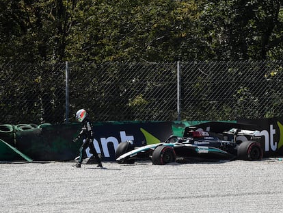 Andrea Kimi Antonelli abandona el coche tras estrellarse en el en el circuito de Monza, (Italia), este viernes.