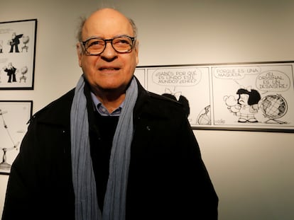 Quino, delante de varias viñetas de Mafalda, en el Museo del Humor, en Buenos Aires, en 2014.