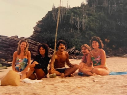 Claudia Piñeiro, con sus amigas, celebrando a los 23 años el Año Nuevo en el verano de Río de Janeiro.