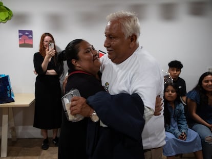 Alonso Escamilla saluda a Edith, su hija, en la Red de Pueblos Trasnacionales en el Bronx (Nueva York), el 9 de agosto.