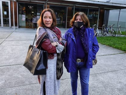 La hermana y la madre de Déborah Fernández-Cervera, Rosa Fernández-Cervera y Rosa Neira, esta mañana frente a la Comisaría de Vigo.