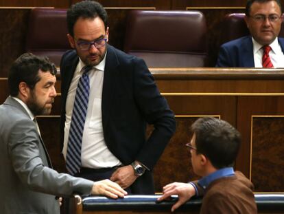 Desde la izquierda, los diputados Miguel Guti&eacute;rrez, Antonio Hernando e &Iacute;&ntilde;igo Errej&oacute;n en el Congreso.