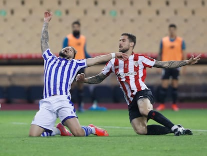 Iñigo Martínez comete penalti sobre Portu en la final de Copa entre el Athletic y la Real disputada el 3 de abril en la Cartuja