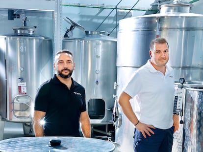 Julián Ajenjo (izquierda) y su socio y primo Jesús Toledo, en las dependencias de su empresa vitivinícola #garagewine, en Quintanar de la Orden (Toledo).