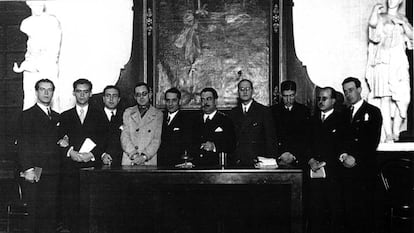 Celebración del tricentenario de Luis de Góngora organizada por el Ateneo de Sevilla en diciembre de 1927. De izquierda a derecha, Rafael Alberti, Federico García Lorca, Juan Chabás, Mauricio Bacarisse, José María Romero Martínez,  Manuel Blasco Garzón, Jorge Guillén, José Bergamín, Dámaso Alonso, y Gerardo Diego.