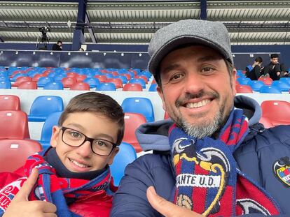 José Rafael Martínez junto a su hijo en el campo del Levante UD.