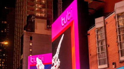 Anuncio de la plataforma de 'streaming' Tubi, propiedad de Fox, en Times Square, en Nueva York.