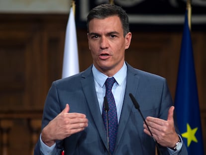 El presidente del Gobierno, Pedro Sánchez, durante una comparecencia de prensa este lunes en Alcalá de Henares (Madrid).