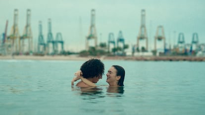 Maël Rouin-Berrandou y Alicia Falcó, en el segundo capítulo de la serie 'Dieciocho'.