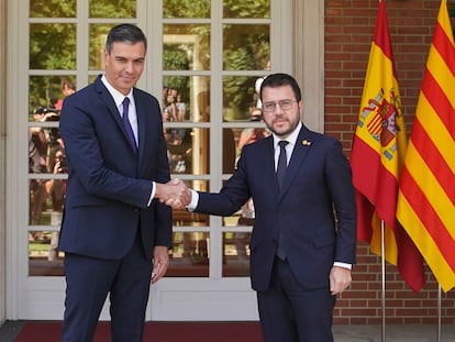 El presidente del Gobierno, Pedro Sánchez, junto al de la Generalitat de Cataluña, Pere Aragonès, en julio en La Moncloa.