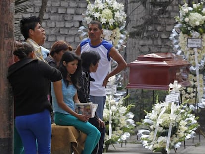 Familiares de una de las v&iacute;ctimas del incendio de un centro de rehabilitaci&oacute;n de Lima velan el f&eacute;retro con sus restos.