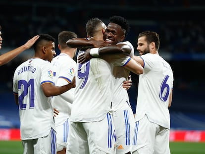 Karim Benzema recibe el abrazo de Vinicius tras la consecución de un gol.