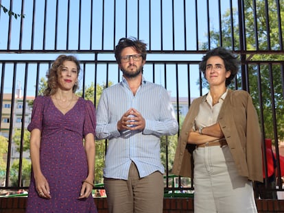 Helena Galán, Diego Hidalgo e Isabel Parada, miembros del movimiento por una Escuela Off, que pide la retirada de las tabletas de los colegios, en el acceso a un colegio público de Madrid.