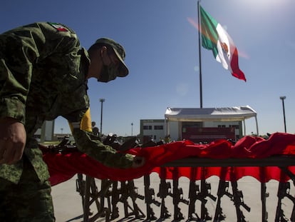 Un elemento de la Sedena prepara un lote de armas decomisadas para su destrucción, en Nuevo León, el 28 de octubre de 2020.