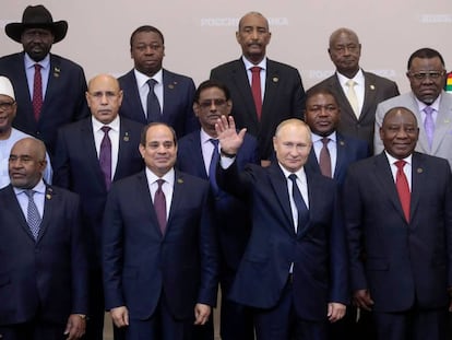 El presidente ruso (centro) junto al presidente de Egipto, Abdel Fatah Al Sisi (a su derecha), el sudafricano Cyril Ramaphosa (a su derecha) y otros 39 líderes africanos, este jueves en la Cumbre Rusia - África de Sochi.