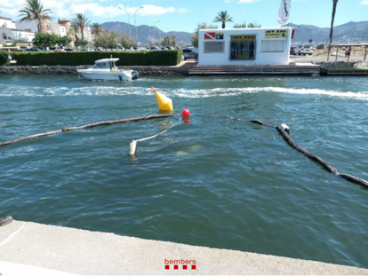 La zona balizada de Empuriabrava donde han caído dos vehículos al canal.