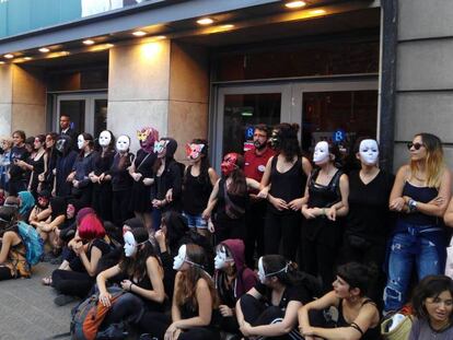 Les activistes, davant del Teatre Borràs, abans de la funció.