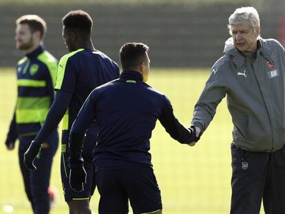 Wenger saluda a Alexis S&aacute;nchez antes del &uacute;ltimo entrenamiento del Arsenal en London Colney.