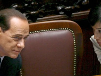 El primer ministro italiano, Silvio Berlusconi, y la ministra de Igualdad, Mara Carfagna.