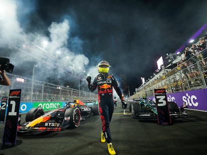 El piloto Sergio Pérez celebra al finalizar un carrera en Jeddah, Arabia Saudita, en marzo de 2023.