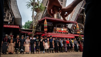 Los residentes realizan la danza 'ma'badong' durante el ritual 'Rambu Solo'. Esta es una procesión fúnebre del pueblo Tana Toraja en honor a sus antepasados.