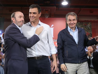 Alfredo Pérez Rubalcaba, Pedro Sánchez y José Luis Rodríguez Zapatero en un acto del PSOE en mayo de 2016.