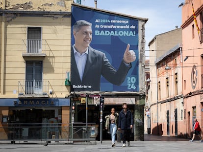 Una pancarta de Xavier García Albiol preside la plaza de la Vila de Badalona.