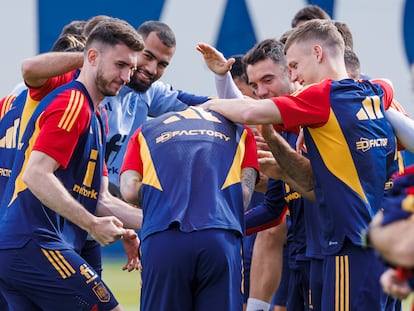 Pasillo a Joselu en el entrenamiento de la selección al día siguiente de su debut con dos goles.