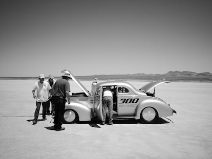 Un hot rod en la salina de Bonneville, Utah, en 2022.