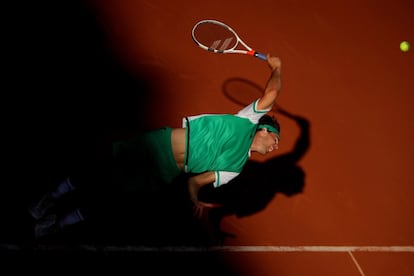 Thiem golpea la pelota durante el partido.