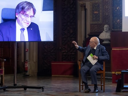 Los expresidentes Jordi Pujol (derecha, en Barcelona) y Carles Puigdemont (izquierda, por vídeo conferencia), durante una charla en 2022 del ciclo 'Escucha Europa'.