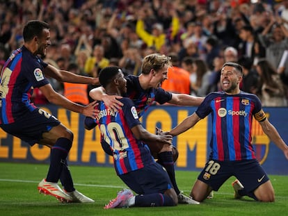 Varios jugadores del Barcelona celebran con Jordi Alba el gol marcado por este.