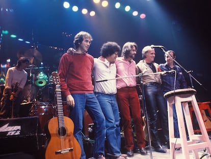 De izquierda a derecha: Joan Manuel Serrat, Pablo Milanés, Luis Eduardo Aute, Eduardo 'Teddy' Bautista y Silvio Rodríguez, en un concierto en Madrid en marzo de 1983.