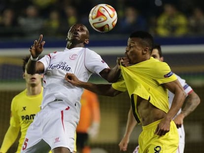 M'bia disputa un balón con Uche.