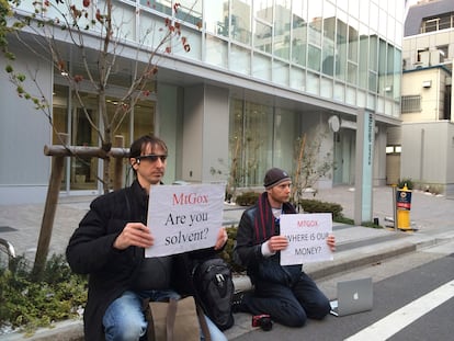 El inversor en bitcoin Kolin Burges y otro afectado ante la sede de Mt. Gox en Tokio.