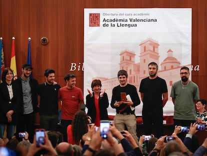 El grupo Zoo, tras recibir la medalla, con la presidenta de la Acadèmia, Verònica  Cantó (centro) y la ministra de Ciencia, Diana Morant (izquierda de la imagen).