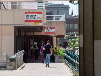 Varias personas en la puerta de una oficina del SEPE.