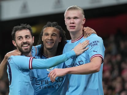 Bernardo Silva y Aké felicitan a Haaland tras el definitivo 1-3.