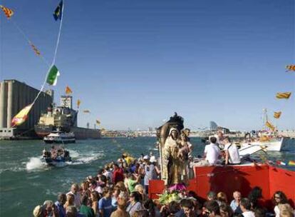 La imagen de la Virgen del Carmen a bordo de<i> La Verónica I,</i> en el puerto de Barcelona el día de la patrona de los pescadores.