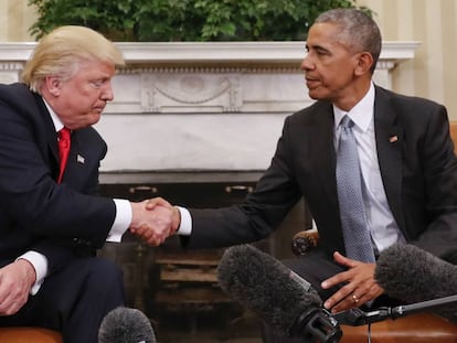 Obama estrecha la mano de Trump.