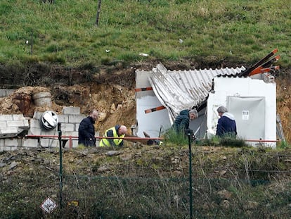 Operarios inspeccionan la zona donde se ha dado la explosión que ha provocado la muerte del trabajador, este miércoles en una empresa de pirotecnia ubicada en la localidad de Vallinas, en Cangas del Narcea.