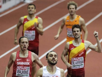 Adam Kszczot gana la final de 800; tras &eacute;l, De Arriba. 