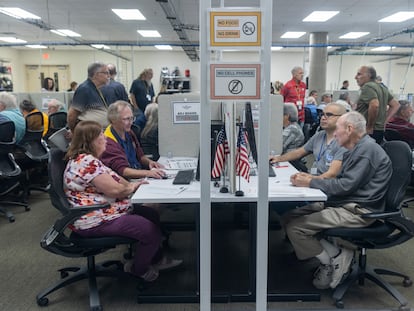 Funcionarios electorales trabajan en la oficina del recuento electoral del condado de Maricopa en Phoenix (Arizona).