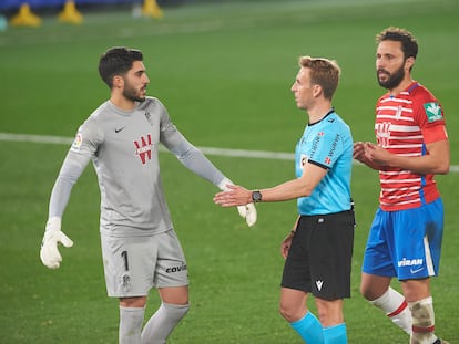 El portero del Granada, Rui Silva, protesta el segundo penalti señalado a favor del Villarreal en el descuento y que terminó deteniendo a disparo de Alcácer. / (AFP)