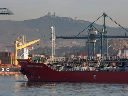 Un buque llega al puerto de Barcelona. Foto de archivo