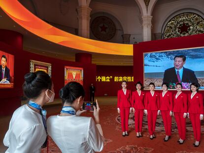 Un grupo de anfitrionas del XX Congreso Nacional del Partido Comunista de China posa frente a una imagen del presidente Xi Jinping el pasado 12 de octubre en Pekín.