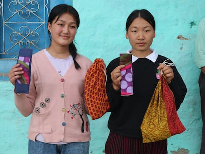 Alumnas del colegio de Lokhim (Nepal) con sus compresas reutilizables.