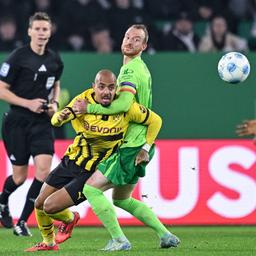 Zweikampf zwischen Maximilian Arnold vom VfB Wolfsburg und Donyell Malen von Borussia Dortmund