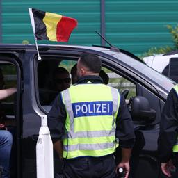 Polizisten kontrollieren während der EUO 2024 einen Fahrzeug aus Belgien, das gerade nach Deutschland eingereist ist.