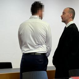 Der angeklagte Polizist (links) und sein Verteidiger vor dem Landgericht Augburg.